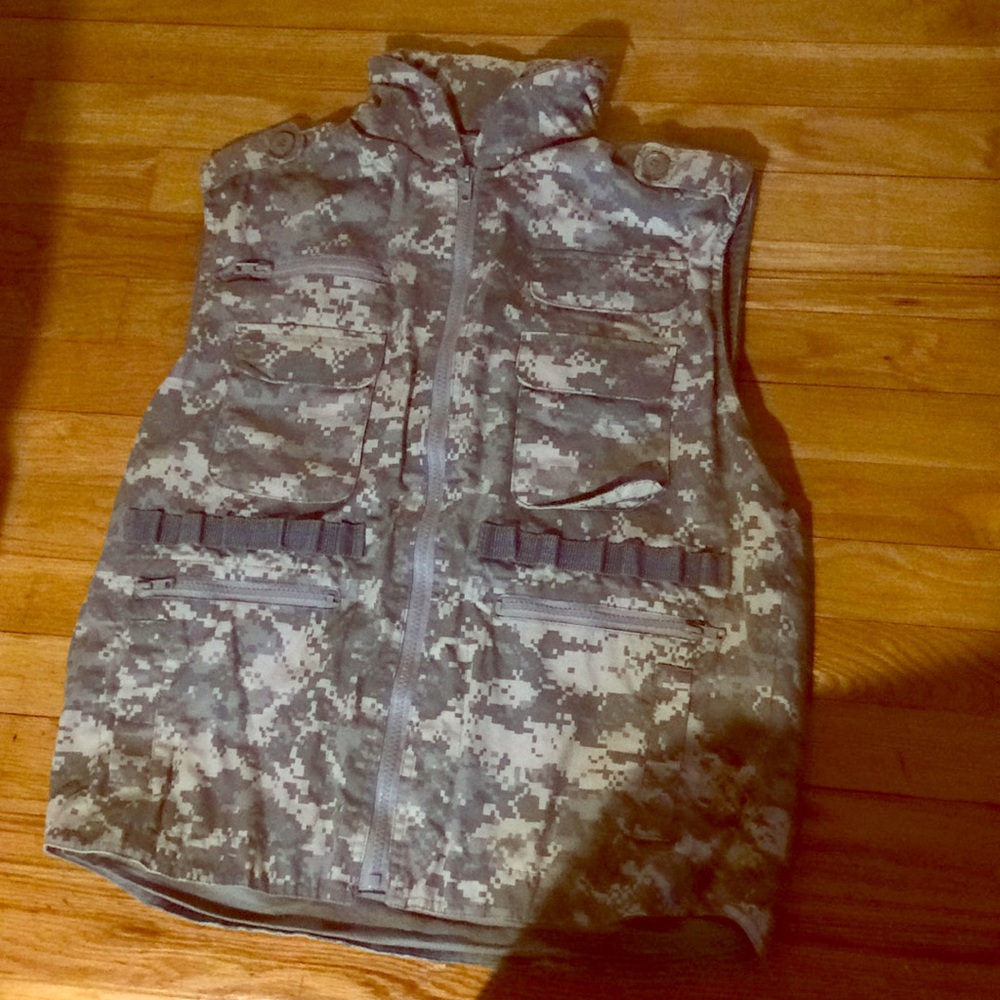 💪boys xl camouflage Multi pocketed w/hood vest.